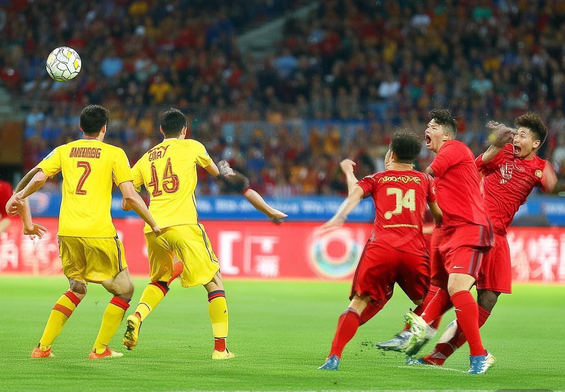 2017中超巅峰对决：上港对鲁能激情瞬间回顾